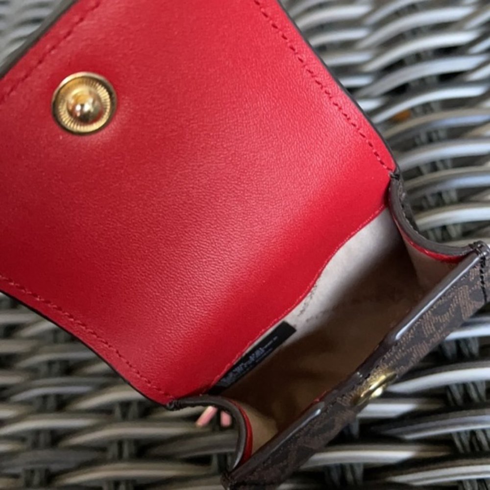 Michael Kors Jet Set Travel AirPod Case - Picture 9 of 14